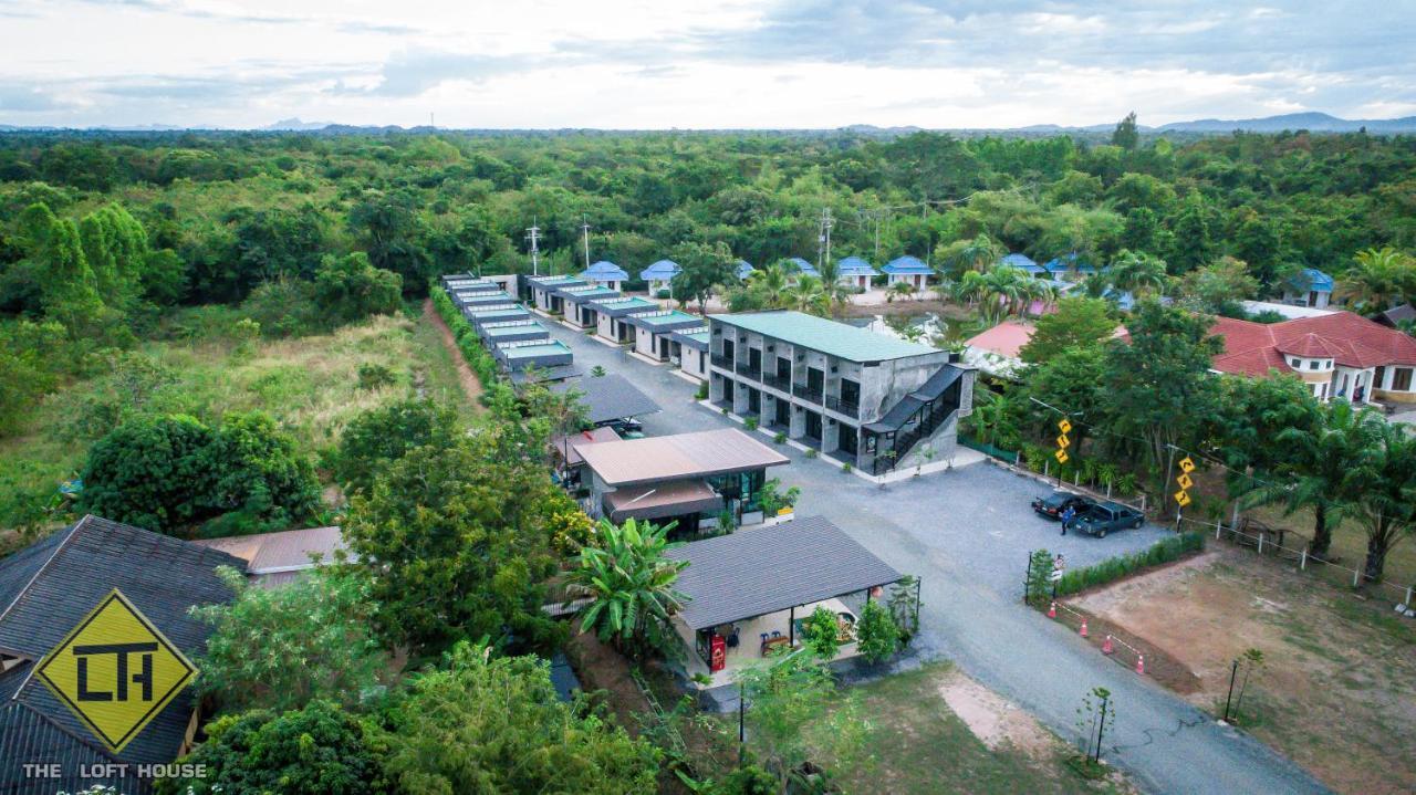 The Loft House Sakaeo Hotel Watthana Nakhon Bagian luar foto